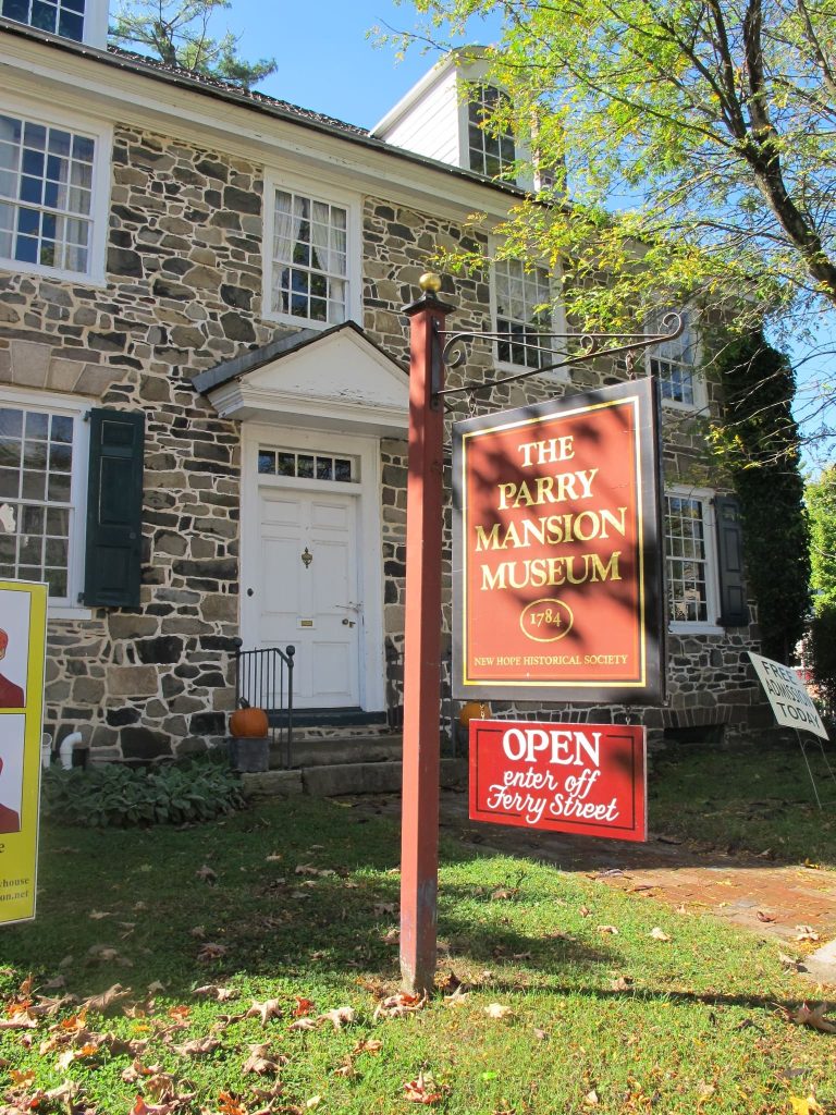 뉴호프 마을의 Parry Mansion Museum 외관과 간판