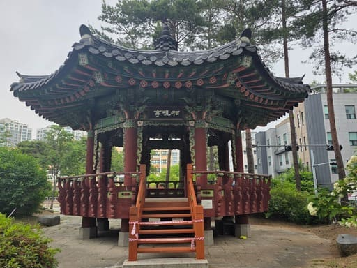 백현동 보호수 느티나무 곁에 마련되어 누구나 편하게 쉴 수 있는 고즈넉한 정자 모습