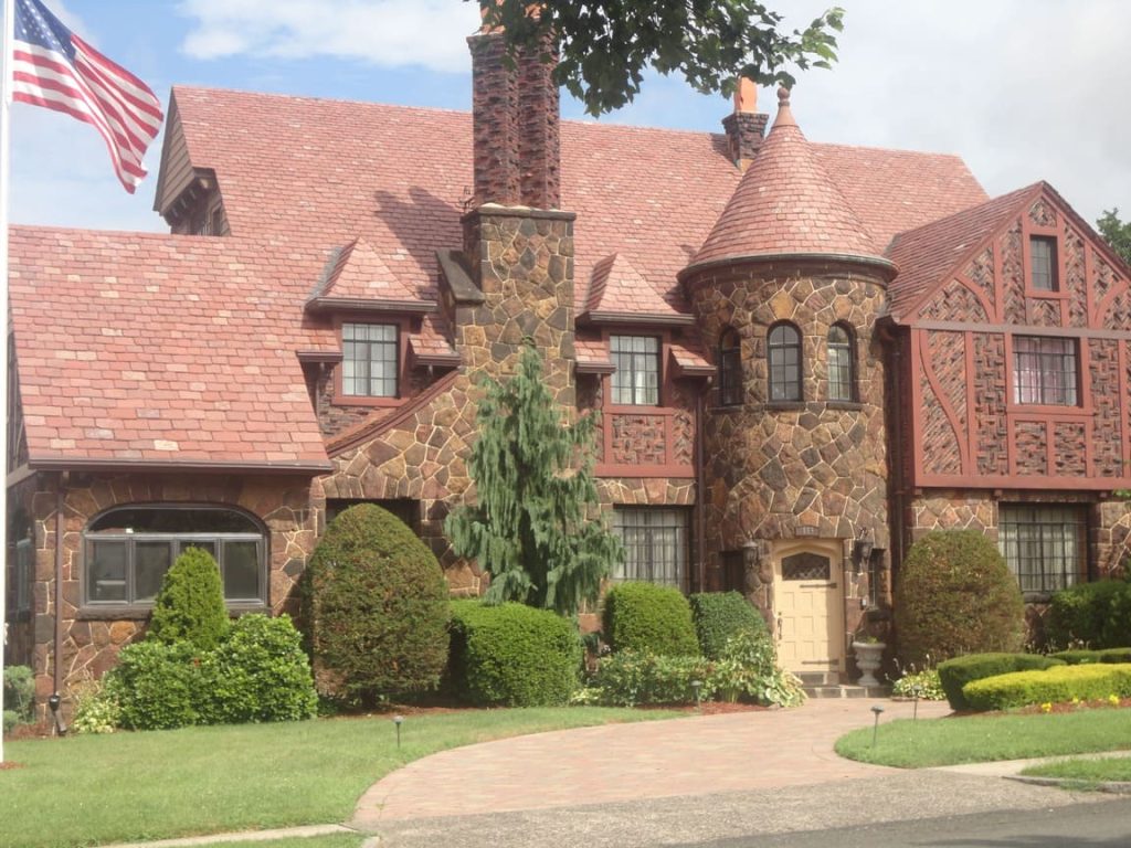 리치필드 도서관 주변의 평화로운 미국 마을 주택가 거리 풍경