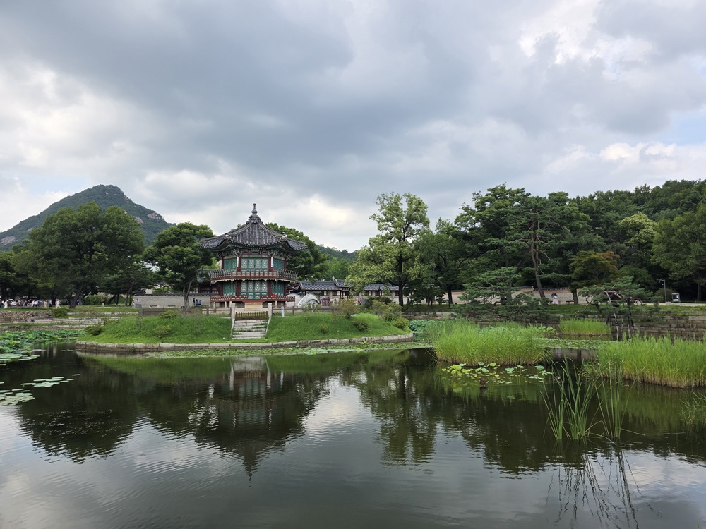 북악산과 연못에 비친 경복궁 향원정의 넓은 전경