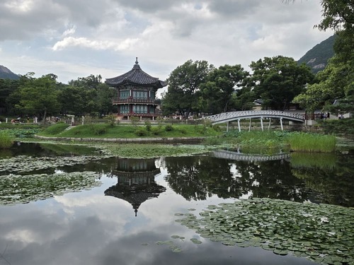 경복궁 향원정과 취향교가 어우러진 여름 풍경