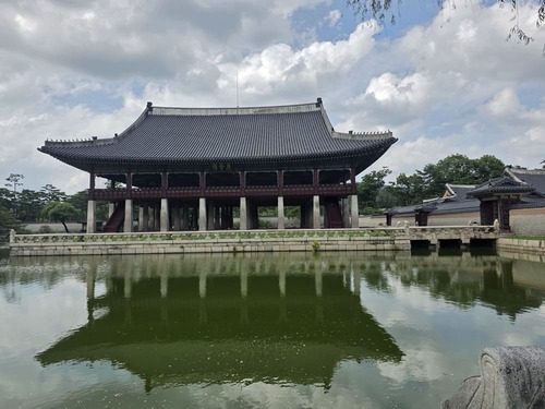 경복궁 경회루와 향원정 산책 코스에서 바라본 경회루