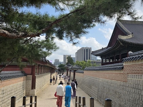 경회루에서 향원정으로 이어지는 경복궁 궁궐 담장길