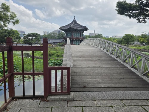  취향교 위에서 정면으로 바라본 경복궁 향원정